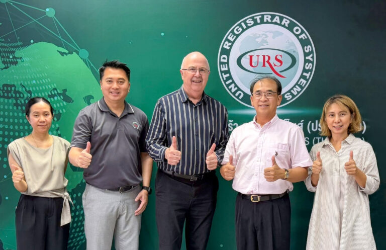 Mr Paul Hardiman ผู้แทนจาก SMMT ซึ่งเป็นหนึ่งใน Oversight office ของ IATF)